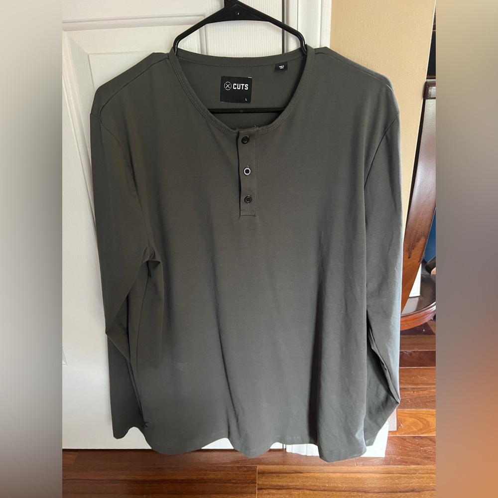 Cuts Clothing Men’s AO long sleeve henley size LG in Charcoal